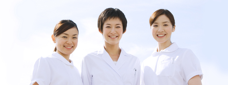 笑顔の女性歯科衛生士三人